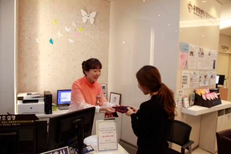 건국대병원은 본원 유방암센터에서 치료받은 환우가 지난 연말 유방암센터에 직접 만든 가방 20여개를 기부했다고 밝혔다. 사진=건국대병원