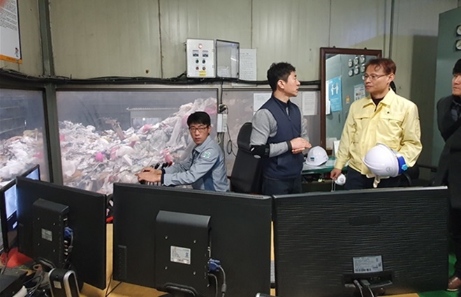 신진수 낙동강유역환경청장이 1월 7일 오후 KC환경서비스㈜ 창원사업부를 방문, 소각시설 관리현황에 대한 설명을 청취하고 있다.(사진제공=낙동강유역환경청)