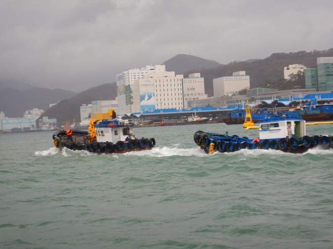 응급환자를 이송하고 있다. (사진제공=부산해양경찰서)