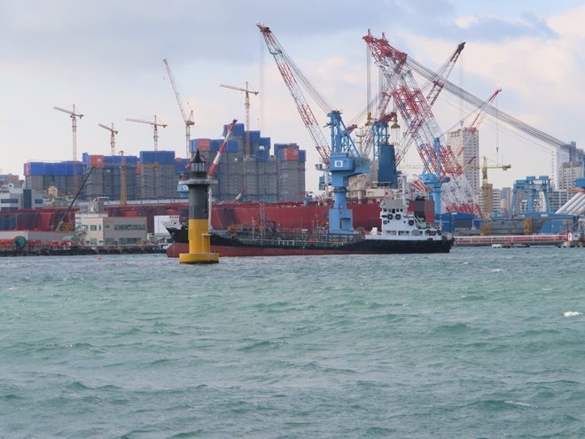 암초에 좌초된 유조선을 구난해 자력으로 이동하고 있다.(사진제공=부산해양경찰서)