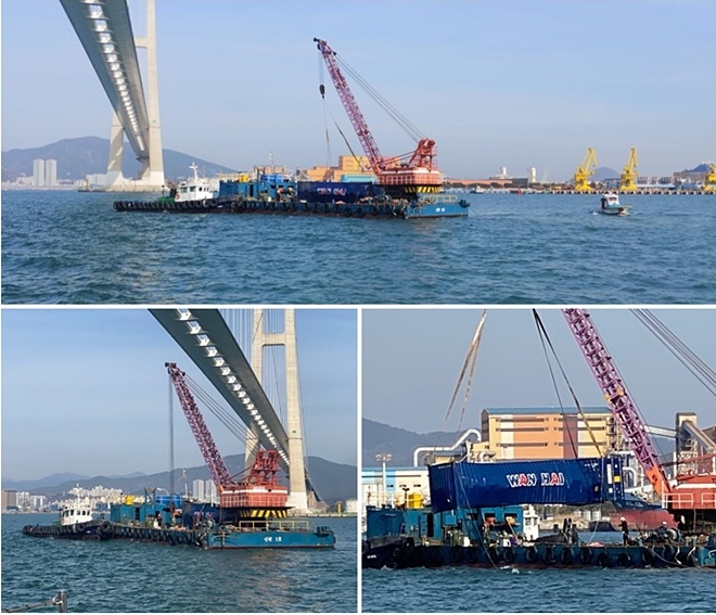 이순신대교 아래로 추락한 컨테이너박스를 인양하고 있다.(사진제공=여수지방해양수산청)