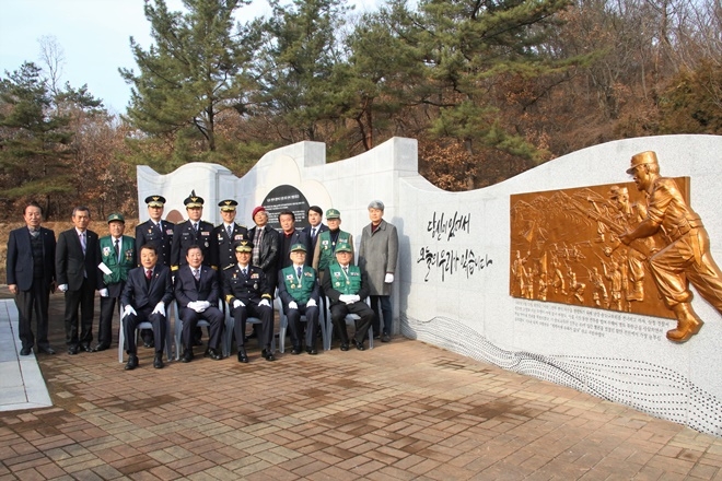 경찰승전탑 조형물 제막식 기념촬영.(사진제공=경남경찰청)