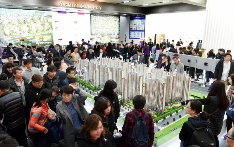 금성백조 '검단신도시 예미지 트리플에듀' 모델하우스에 방문한 인파. (사진= 금성백조)