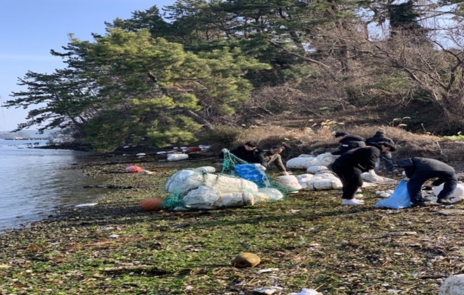 사회봉사대상자들이 환경정화 활동을 벌이고 있다.(사진제공=통영준법지원센터)