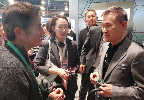 미국 라스베가스에서 열린 CES 2020에 참석한 LG유플러스 하현회 부회장이 전시장에서 구글 주요 경영진을 만나고 있는 모습. 사진=LG유플러스