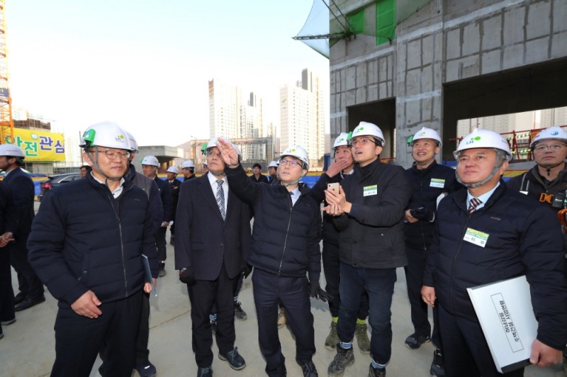 변창흠 LH 사장(사진 왼쪽 세 번째)을 비롯한 점검단이 하남감일 B3블록 아파트 건설현장을 방문해 동절기 대비 안전점검을 실시하고 있다.