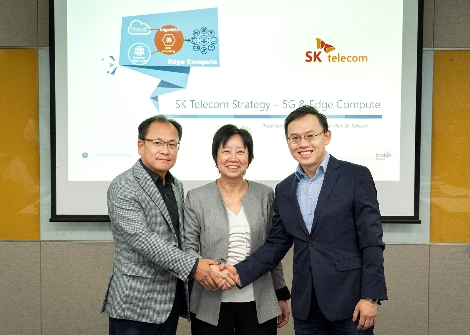 사진 왼쪽부터 하민용 SK텔레콤 경영기획2그룹장, 옹 걱 취 브리지얼라이언스CEO, 이강원 SK텔레콤 클라우드랩스장이 13일 SK텔레콤 본사에서 열린 '글로벌 MEC TF' 발족식에서 기념촬영을 하고 있다. 사진=SK텔레콤