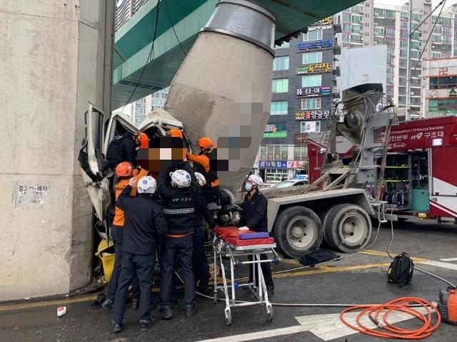 레미콘차량 운전자를 구조하고 있다.(사진제공=부산경찰청)