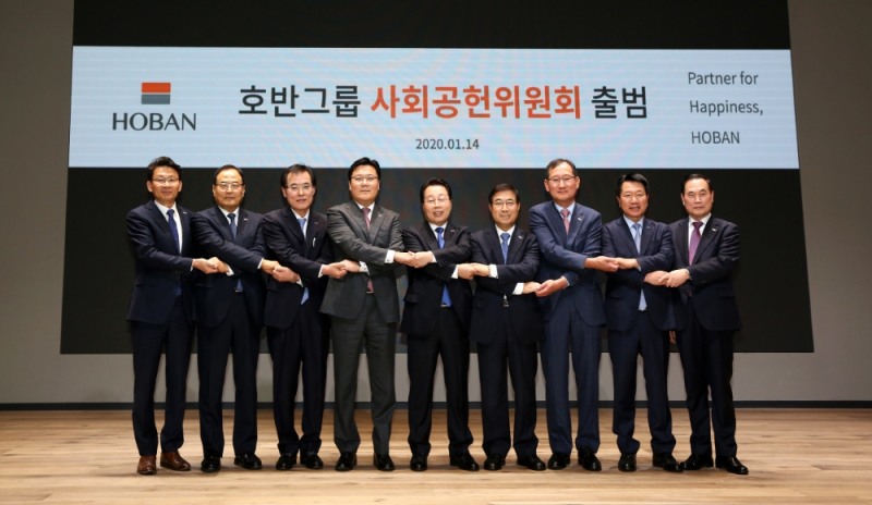 (왼쪽부터)아브뉴프랑 강신주 대표, 호반호텔&리조트 장해석 대표, 호반산업 김진원 사장, 호반건설 박철희 사장(사업부문), 호반그룹 최승남 총괄부회장, 전중규 사회공헌위원장, 호반골프계열 이정호 사장, KBC광주방송 조억헌 대표, 대아청과 박재욱 대표가 기념 촬영을 하고 있다.