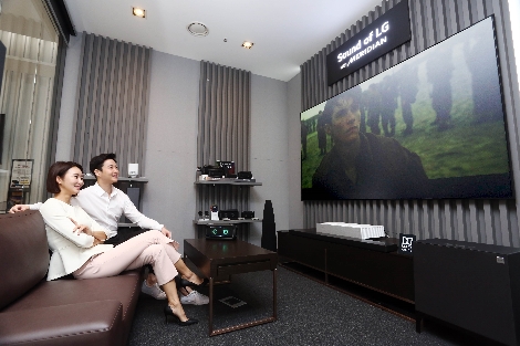 LG전자가 오픈한 서울 강남구 소재 LG베스트샵 강남본점의 프리미엄 사운드 청음 공간에서 모델들이 사운드를 감상하고 있다. 사진=LG전자