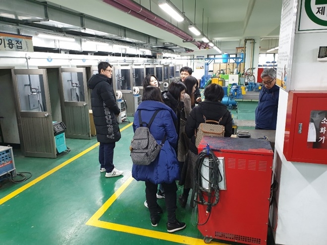 직무연수에 참여한 교사들이 부산소년원을 견학하고 있다.(사진제공=부산동부청소년꿈키움센터)