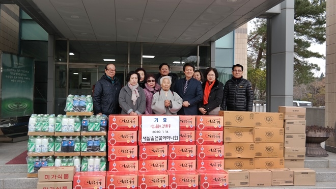 새살음연꽃어머니회가 전교생이 먹을 간식을 전달하고 기념촬영.(사진제공=부산소년원)