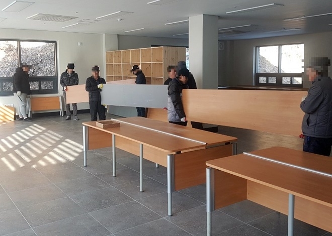 사회봉사대상자들이 장애인복지시설에서 시설보수 및 환경개선 작업을 하고 있다.(사진제공=안동준법지원센터)