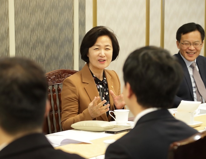 추미애 법무부 장관이 16일 정부과천청사 구내식당에서 대한변호사협회가 선정한 2019년 우수 검사들과 점심을 하며 대화를 나누고 있다. (사진제공=법무부)