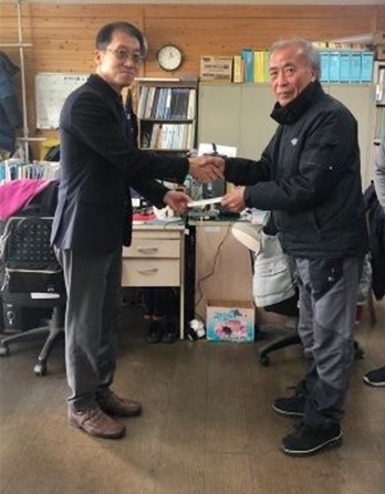 내서보호작업장에 위문금을 전달하고 있다.(사진제공=창원준법지원센터)