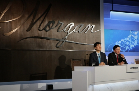 미국에서 열리고 있는 JP모건 헬스케어컨퍼런스에서 당사 CEO인 김태한 사장(왼쪽)과 존림 부사장(오른쪽)이 투자자들을 대상으로 설명회를 진행하고 있다. 사진=삼성바이오로직스