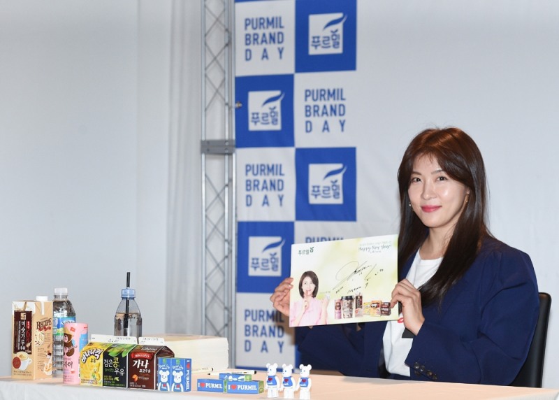 푸르밀, 전속모델 배우 하지원과 새해 첫 팬사인회 진행