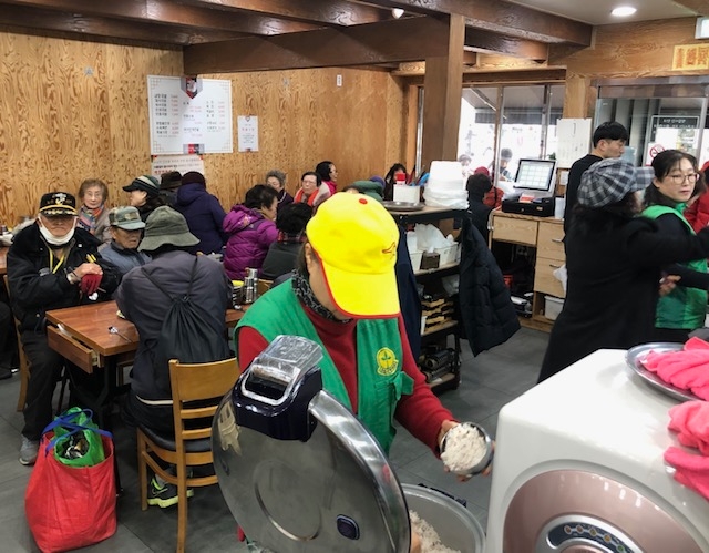 연산9동 경주돼지국밥에서 어르신 무료점심식사 대접.(사진제공=부산연제구)