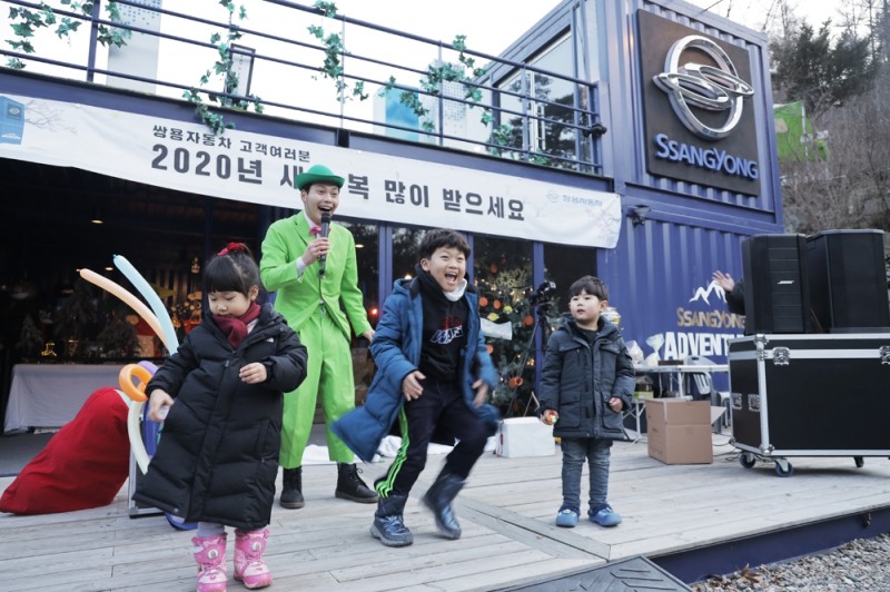 코미디의 전설 찰리 채플린의 무성영화를 모티브로 한 코믹 퍼포먼스(마임쇼)에 관객들이 참여해 즐거운 시간을 보내고 있다.(사진=쌍용자동차)