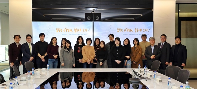 지난 1월 17일 법무법인 율촌이 삼성동 파르나스타워 사무실로 오펜 작가를 초청해 로펌 체험 프로그램을 진행하고 기념촬영.(사진제공=법무법인 율촌)