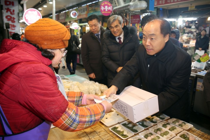 소상공인시장진흥공단 조봉환 이사장, 설 명절 앞두고 전통시장 장보기 나서