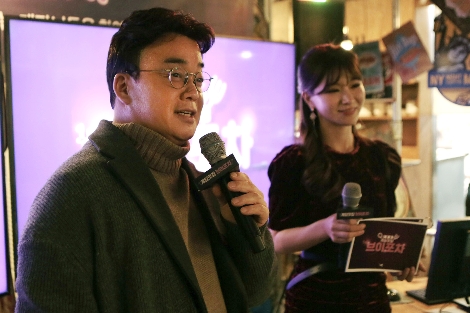V4 광고 모델 백종원이 '브이포차'를 방문해 인사말을 하고 있는 모습. 사진=넥슨