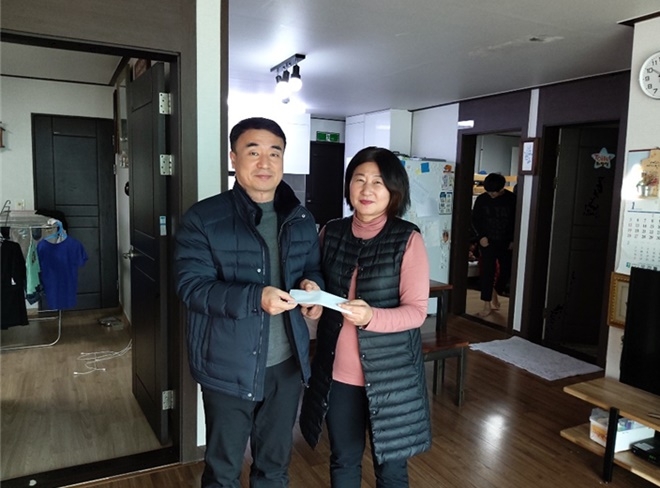 겨자씨 그룹홈에 위문금을 전달하고 기념촬영.(사진제공=울산청소년꿈키움센터)