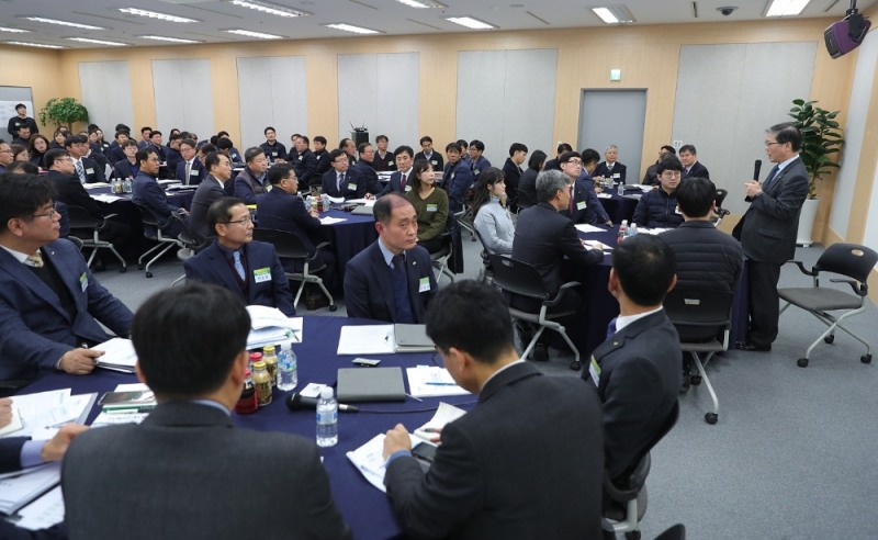 지난 16일 진행된 LH 인천지역본부 신년 업무보고에서 변창흠 LH 사장이 직원들과 소통하는 시간을 갖고 있다.