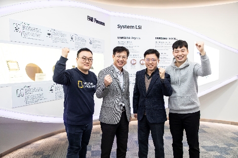 삼성전자 화성캠퍼스에서 삼성전자와 협력사 임직원들이 동반성장을 위한 협력을 다짐하고 있다. 왼쪽부터 파인텍 최창훈 사원, 삼성전자 DS부문 상생협력센터 김창한 전무, 파인텍 이경근 상무, 파인텍 정태관 사원. 사진=삼성전자