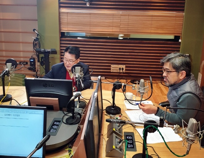 김종배의 시선집중, 무릎탁 도사에 출연하고 있는 박지원 의원.(사진=박지원트위터)