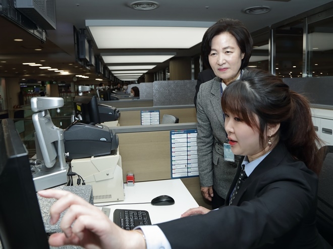 추미애 법무부장관이 22일 인천공항출입국·외국인청 출입국심사장을 방문하여 입국심사대에서 여권 심사 관련 상황을 점검하고 있다.(사진제공=법무부)