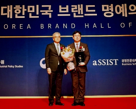 정재호 한글과컴퓨터 연구개발 상무(오른쪽)가 수상 후 김길선 심사위원장(왼쪽)과 기념사진을 촬영하고 있다. 사진=한글과컴퓨터