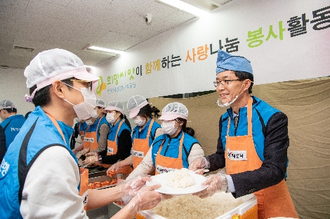 방문규 수출입은행장(오른쪽 첫번째)이 설명절을 앞두고 21일 오후 서울역 인근 무료급식소 ‘따스한 채움터’에서 배식 봉사활동을 하고 있다. 사진=한국수출입은행