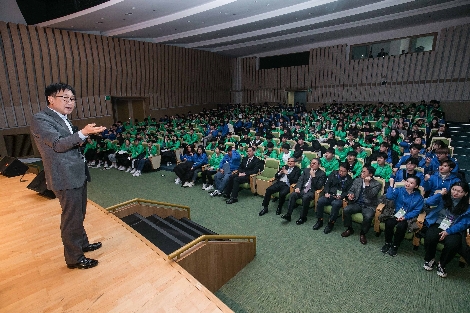 22일 경기도 수원시 성균관대학교 자연과학캠퍼스에서 정은승 삼성전자 사장이 '2020 삼성 드림클래스 겨울캠프'를 마친 중학생과 대학생들을 격려하고 있는 모습. 사진=삼성전자