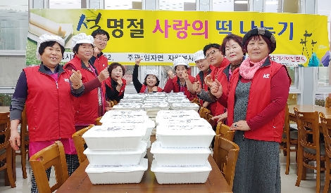 KT 사랑의 봉사단 직원들이 22일 임자면 주민복지센터에서 임자도 주민들에게 떡국을 나누고 있다. 사진=KT