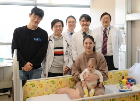 퇴원을 앞두고 건강을 회복한 석준서군과 의료진이 기념촬영을 하고 있다. 사진=세브란스