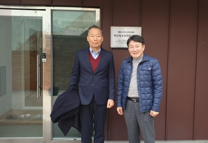 부산청소년자립생활관을 방문해 성금을 전달하고 기념촬영.(사진제공=부산솔로몬로파크)