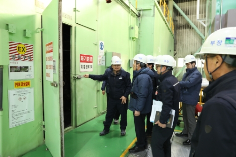 서부발전 김병숙 사장이 서인천발전본부에서 발전설비 안전성을 점검하고 있다. 사진=서부발전