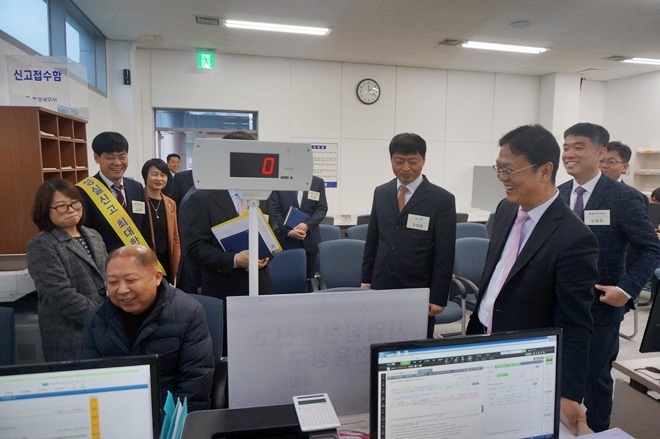 이동신 부산국세청장(사진우측)이 세무서 신고창구를 방문해 활짝 웃고 있다.(사진제공=부산국세청)