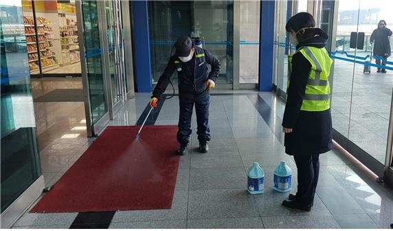 한국철도(코레일)가 신종 코로나바이러스 확산 방지를 위해 전국 주요역과 열차에 대한 소독을 강화하는 등 총력 대응에 나섰다.(사진=한국철도)