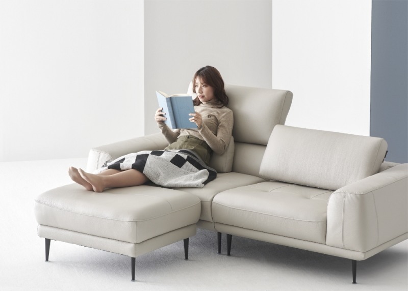 프리미엄 무빙 하드웨어기능이 장착 된 ‘모먼트 소파 스톤화이트'.(사진= 한샘)