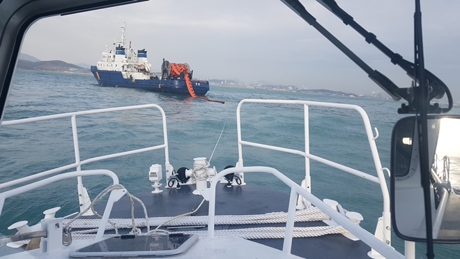 해경 방제세력이 방제작업을 벌이고 있다.(사진제공=울산해경)