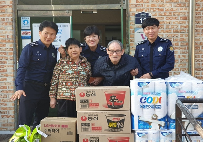 나눔문화를 전파하고 있는 정읍교도소 직원들.(사진제공=정읍교도소)