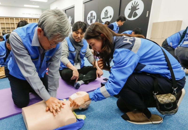 대림산업 안전체험학교 CPR 실습실에서 심폐소생술 교육이 진행되고 있다.(사진=대림산업)