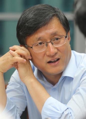 이해찬 당 대표 비서실장 김성환 국회의원.(사진제공=이기우 거제시국회의원 예비후보선대본)