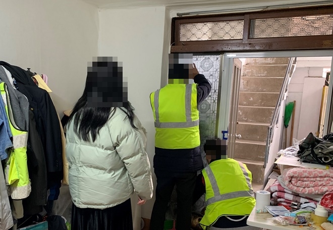 건축설비 특기를 가진 사회봉사대상자들이 시각장애인 가정 등 소외계층 가구 주거환경개선 작업을 하고 있다.(사진제공=서울준법지원센터)