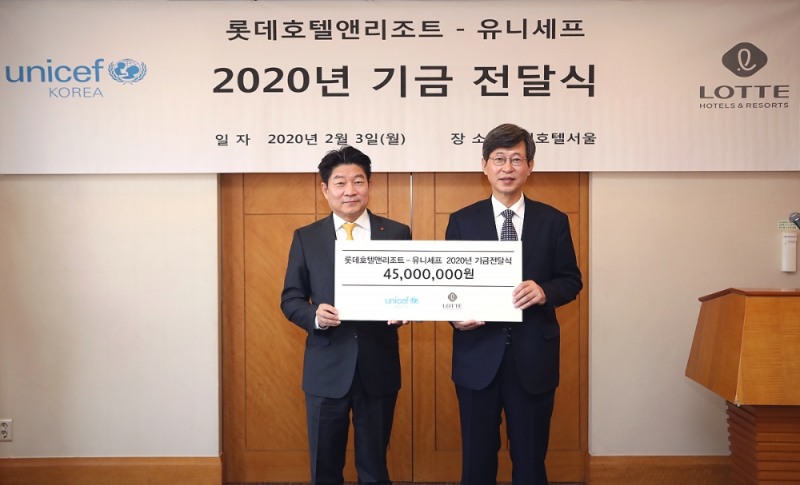 김현식 롯데호텔 대표이사(왼쪽)가 이기철 유니세프한국위원회 사무총장(오른쪽)에게 기부금을 전달하고 있다. (사진=호텔롯데)