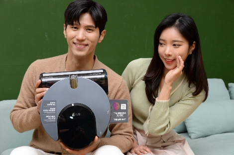 모델들이 로봇청소기 신제품 ‘LG 코드제로 씽큐 R9 보이스’를 소개하고 있다. 사진=LG전자