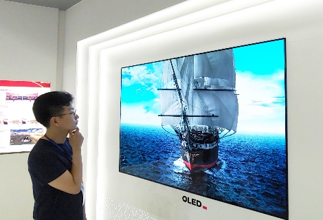 LG디스플레이 직원이 OLED TV를 시청하고 있는 모습. 사진=LG디스플레이