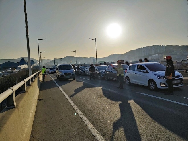 부산 사하구 을숙도대교 위 9중 추돌사고현장.(사진제공=부산경찰청)